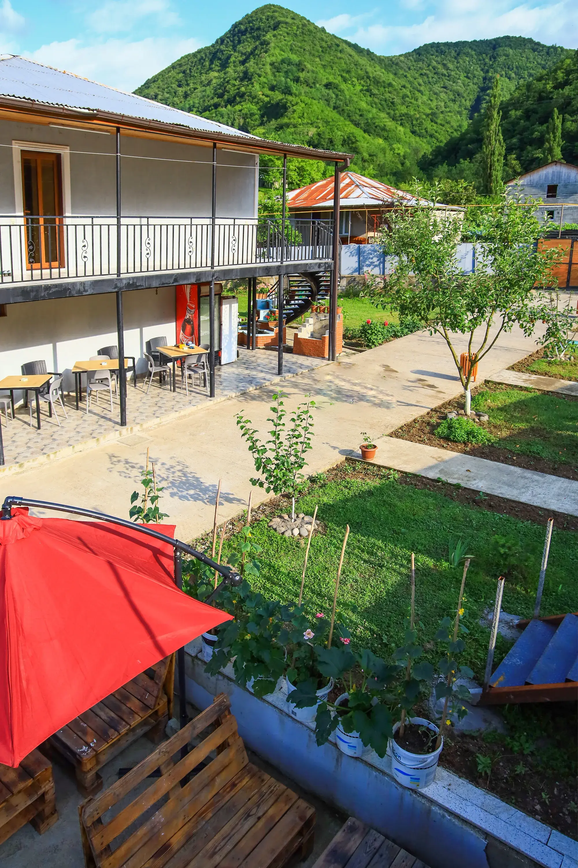 Villa Tabakini — საცურაო აუზი მთის ხედით