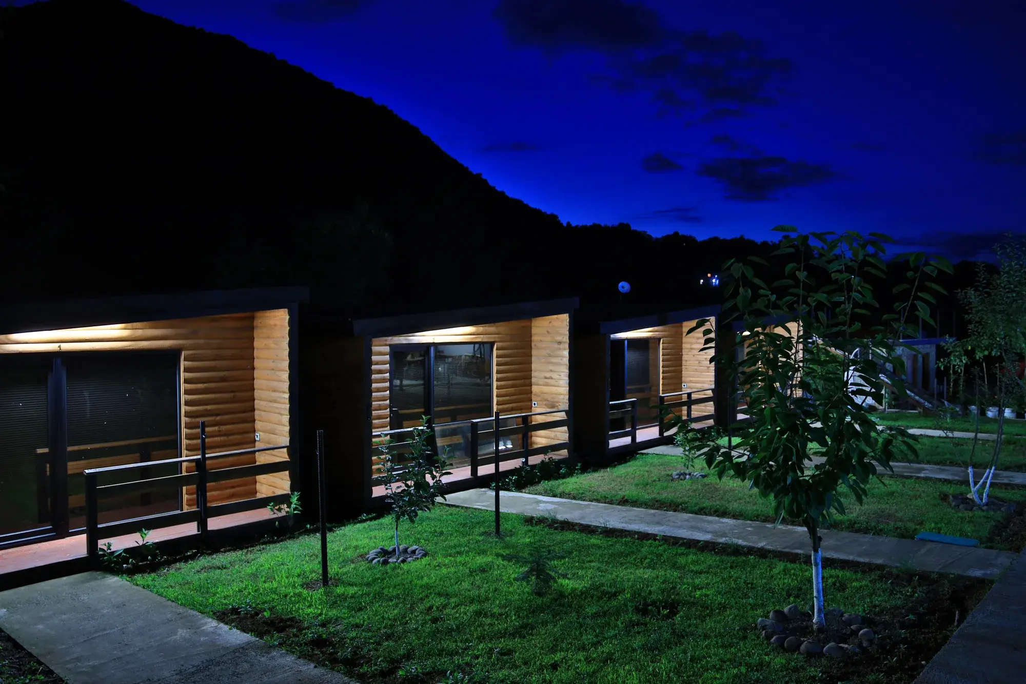 Villa Tabakini — ხის კოტეჯები და ეზო